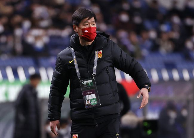 生活在动情的男女中