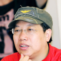 带鞭子出现的妻子